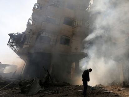 Un edificio arde en enero de 2013 tras un ataque de las fuerzas aéreas del presidente Bachar el Asad.