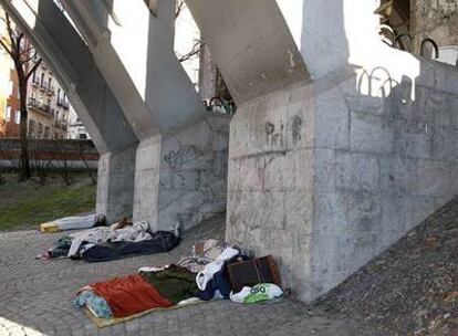 En primer término, el colchón donde dormía Younes B., el hombre asesinado ayer, bajo uno de los arcos del Viaducto.