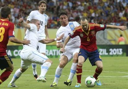 Iniesta, rodeado de contrarios.