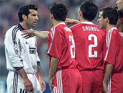 Figo se encara con varios jugadores del Bayern.