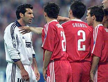 Figo se encara con varios jugadores del Bayern.