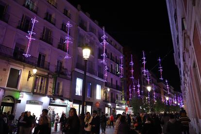 Luces decorativas en las inmediaciones de Sol, en la imagen la Calle Carretas.