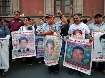 Familiares de los 43 normalistas desaparecidos de Ayotzinapa se manifiestan al término de una reunión con López Obrador, en el Palacio Nacional, el 3 de junio.