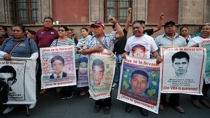 Familiares de los 43 normalistas desaparecidos de Ayotzinapa se manifiestan al término de una reunión con López Obrador, en el Palacio Nacional, el 3 de junio.