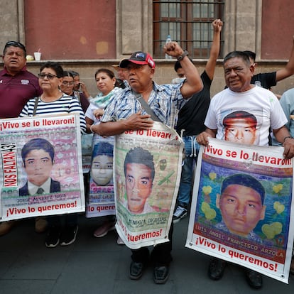 MEX099. CIUDAD DE MÉXICO (MÉXICO), 03/06/2024.- Familiares y amigos de los 43 normalistas desaparecidos de Ayotzinapa se manifiestan al término de una reunión con el presidente de México, Andrés Manuel López Obrador, este lunes en el Palacio Nacional de Ciudad de México (México). El abogado de las familias de los 43 jóvenes desaparecidos de Ayotzinapa, en septiembre de 2014, Vidulfo Rosales, aseguró este lunes que el presidente de México, Andrés Manuel López Obrador, se comprometió "a que la próxima presidenta, Claudia Sheinbaum, pueda darle seguimiento al caso" que lleva casi 10 años impune. EFE/ Isaac Esquivel