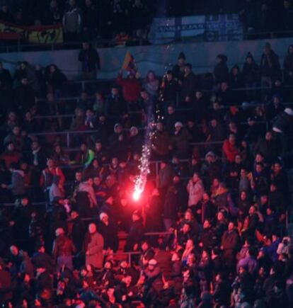 Una bengala cae junto a un grupo de aficionados del Real Madrid