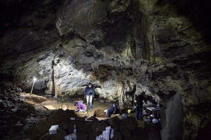 Un grupo de investigadores en la cueva de Ardales.