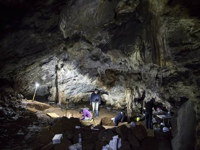 Un grupo de investigadores en la cueva de Ardales.