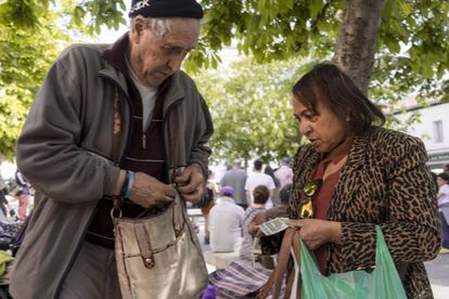 En la mayoría de puestos del Rastro se paga en metálico, aunque hay algunos que permiten pagar con tarjeta.