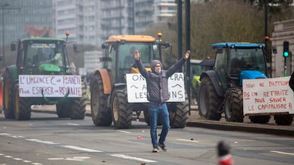 Un hombre participa en la décima jornada de protestas contra la reforma de las pensiones de Macron, en Nantes.