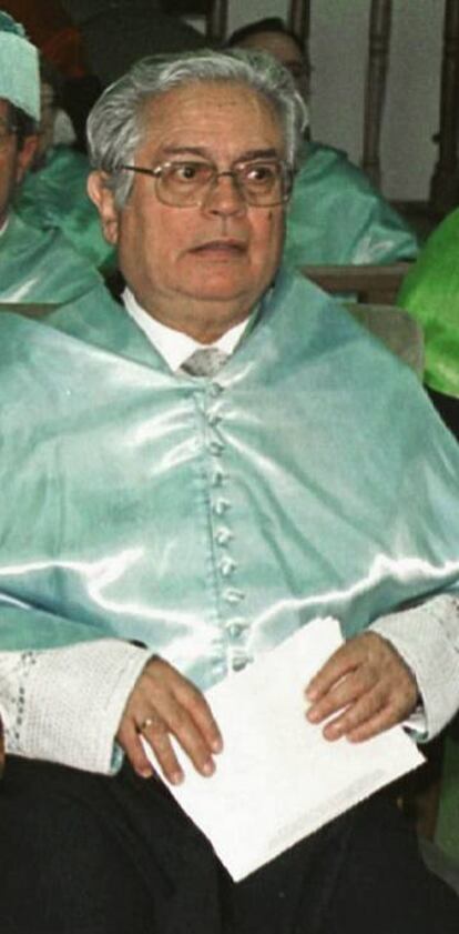 Eugenio de Nora, cuando fue investido doctor honoris causa por la Universidad de León en marzo de 2000.