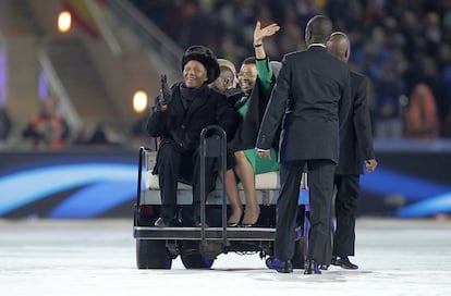 El ex presidente sudafricano Nelson Mandela saluda a los asistentes a la final del Mundial, antes del inicio del partido entre Países Bajos y España. 