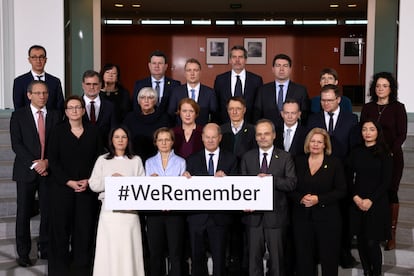 El gabinete del canciller alemán Olaf Scholzs posa para una foto de familia como parte de la campaña #WeRemember del Congreso Judío Mundial para conmemorar el 80 aniversario de la liberación del campo de exterminio nazi de Auschwitz, en Berlín.