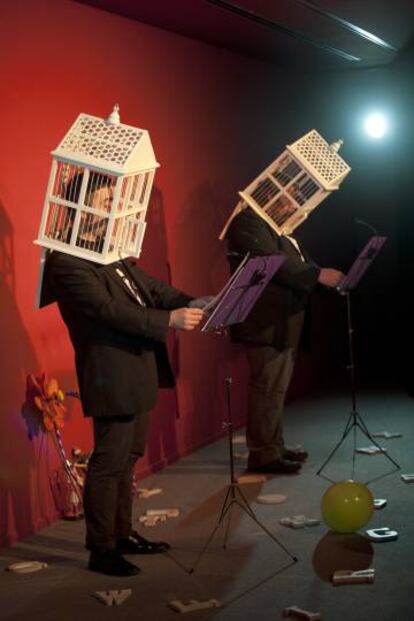 Rafael Metlikovez (izquierda) y Xavier Theros en su último espectáculo, 'Bay boom', en el teatro La seca de Barcelona. 