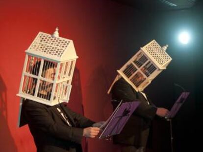 Rafael Metlikovez (izquierda) y Xavier Theros en su último espectáculo, 'Bay boom', en el teatro La seca de Barcelona.