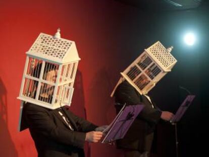 Rafael Metlikovez (izquierda) y Xavier Theros en su último espectáculo, 'Bay boom', en el teatro La seca de Barcelona. 