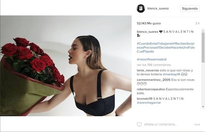 Blanca Suárez cuenta en su Instagram que ha recibido este ramo de rosas mientras estaba en una sesión de fotos. Eso sí, no dice de quién, aunque podría ser de su novio, Joel Bosqued. 