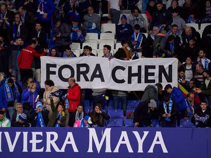 Aficionados del Espanyol desplegan una pancarta contra el dueño del club, Chen Yansheng.