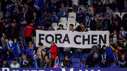 Aficionados del Espanyol desplegan una pancarta contra el dueño del club, Chen Yansheng.