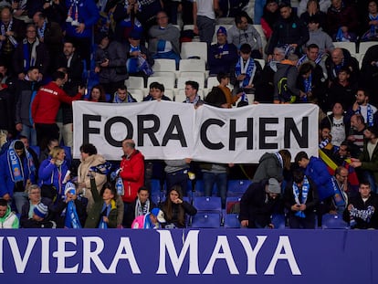 Aficionados del Espanyol desplegan una pancarta contra el dueño del club, Chen Yansheng.