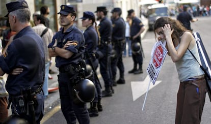 Cordón policial frente a la sede de Bankia para mantener en orden la fila de personas que se han acercado a protestar.