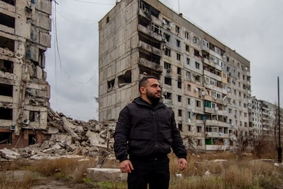 Olexander Billeris, vicedirector de la oficina de administración militar de Oríjiv, frente a los restos de un edificio de apartamentos bombardeado.