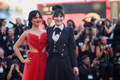 Jenna Ortega y Winona Ryder, a la entrada de la gala de inauguración de Venecia.