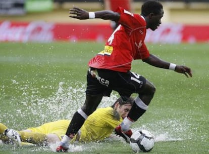 Otchico intenta llevarse el balón