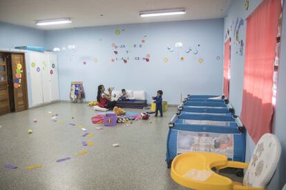 La sala maternal de la Escuela Secundaria Maestro Arancibia, en el barrio Las 260 Viviendas, en Tucumán (Argentina), se abrió en febrero de 2018 para que sus alumnas que ya son madres, así como los estudiantes que tengan hermanos pequeños a su cargo, tengan dónde dejar a sus pequeños mientras van a clase. El 13,8% de los nacidos vivos en 2016 (último dato disponible) en Argentina tenían una madre de menos de 19 años, según el Ministerio de Salud. Una tasa de fertilidad entre las jóvenes que se ha mantenido más o menos estable en la última década y que en algunas provincias, como Tucumán, es incluso superior (16,4%).