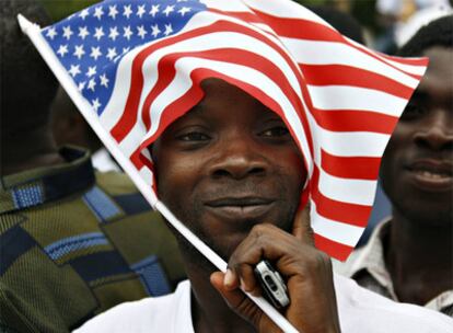 Un vecino de Accra, capital de Ghana, espera la llegada del presidente de Estados Unidos a un acto oficial dentro de su primer viaje al África subsahariana.