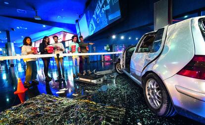 Coche accidentado es expuesto en una sala de cine.