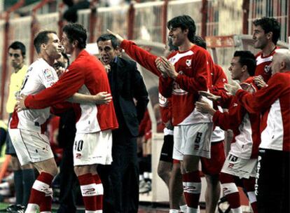 El jugador del Rayo celebra su gol con el banquillo