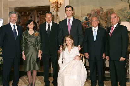 Los Príncipes de Asturias, y su hija la infanta Leonor, posan con (de izda a dcha) el presidente del Congreso, Manuel Marín; la presidenta del Tribunal Constitucional, María Emilia Casas; el presidente del Gobierno, José Luis Rodríguez Zapatero; el presidente del Consejo General del Poder Judicial, Francisco José Hernando, y el presidente del Senado, Javier Rojo, en el Salón de Audiencias del Palacio de la Zarzuela.