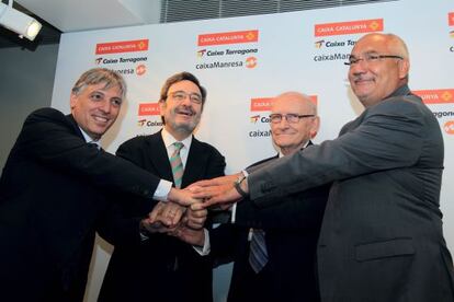 Los presidentes de las Caixas, Manresa, Manel Rossell (i), Catalunya, Narcis Serra (2i), y Tarragona, Gabriel Sabaté (2d), unen sus manos con el nuevo director general de la entidad resultante de la fusión de las tres cajas Adolf Todó (d).