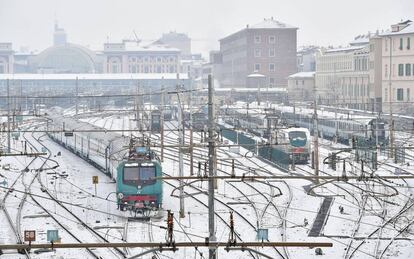 Trenes en la estación de Porta Nuova de Turín (Italia) cubierta de nieve, el 1 de marzo.