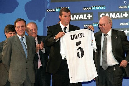 A Figo, que venía del Barcelona,  le sucedió otro <i>crack</i>, esta vez francés. Presentación de Zinedine Zidane como nuevo jugador del Real Madrid, en 2001.