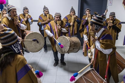 Una banda de sikuri durante la graduación en la Universidad Mayor de San Marcos. 