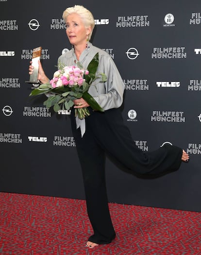 La actriz Emma Thompson posa, descalza, en una entrega de premios en Munich (Alemania) en junio de 2018.