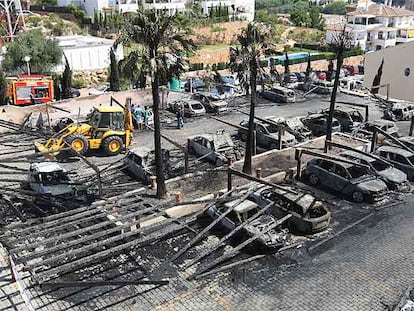 35 vehículos calcinados por un incendio en Benalmádena