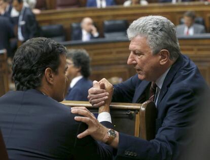 El portavoz de Nueva Canaria, Pedro Quevedo (d), saluda al secretario general del PSOE, Pedro Sánchez, en la tercera sesión del debate de investidura, en el Congreso de los Diputados.