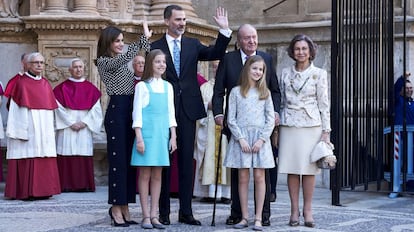 Los reyes Letizia y Felipe VI, y los eméritos Juan Carlos y Sofía, la princesa Leonor y la infanta Sofía, en el tradicional posado en la catedral de Palma de Mallorca tras la misa del Domingo de Resurrección.