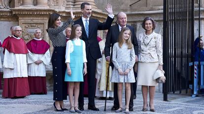 Los reyes Letizia y Felipe VI, y los eméritos Juan Carlos y Sofía, la princesa Leonor y la infanta Sofía, en el tradicional posado en la catedral de Palma de Mallorca tras la misa del Domingo de Resurrección.