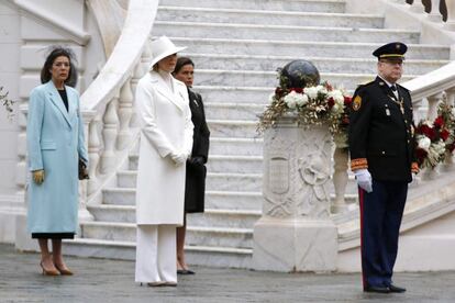 Alberto de Mónaco, seguido de su esposa, la princesa Charlene, y de sus hermanas, Carolina y Estefanía.