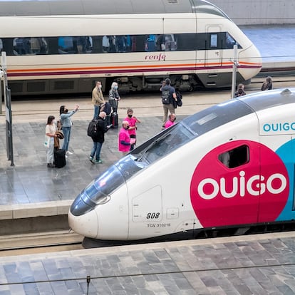 GRAF4024. ZARAGOZA, 10/05/2021.- Los andenes de la Estación Delicias de Zaragoza han recibido este lunes a las 11.20 horas el primer tren de la compañía Ouigo desde Madrid con destino Barcelona. La operadora ferroviara francesa SNCF, con su marca de bajo coste, Ouigo, ha comenzado este lunes sus viajes comerciales por las vías de alta velocidad Madrid-Barcelona con la previsión de generar un impacto económico de 320 millones de euros en Aragón y en Zaragoza, donde también paran sus trenes. EFE/Javier Cebollada