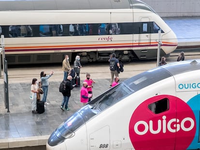 GRAF4024. ZARAGOZA, 10/05/2021.- Los andenes de la Estación Delicias de Zaragoza han recibido este lunes a las 11.20 horas el primer tren de la compañía Ouigo desde Madrid con destino Barcelona. La operadora ferroviara francesa SNCF, con su marca de bajo coste, Ouigo, ha comenzado este lunes sus viajes comerciales por las vías de alta velocidad Madrid-Barcelona con la previsión de generar un impacto económico de 320 millones de euros en Aragón y en Zaragoza, donde también paran sus trenes. EFE/Javier Cebollada
