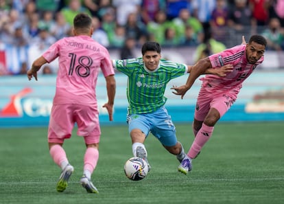 Obed Vargas (centro) mediocampista de los Seattle Sounders, el 31 de agosto en Seattle.