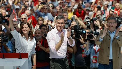 El secretario general del PSOE y presidente del Gobierno, Pedro Sánchez (c), participa este sábado en un acto de partido en la Comunitat Valenciana.