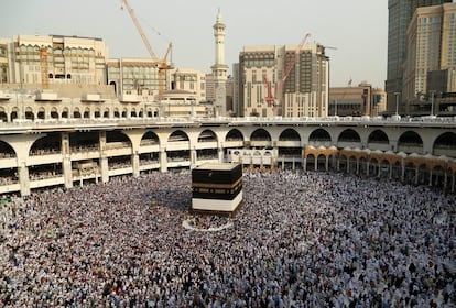 Peregrinos musulmanes rodean la Kaaba, la reliquia más sagrada del Islam, en la Gran Mezquita de La Meca.