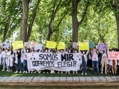 Cientos de médicos recién licenciados se manifestaban en 2021 frente al Ministerio de Sanidad para protestar por el nuevo sistema de adjudicación de plazas.