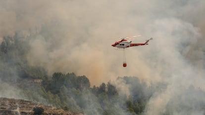 Un helicóptero de los Servicios de Emergencia trabaja en la extinción del incendio forestal de Tárbena, el pasado 15 de abril.